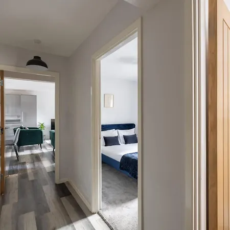 Host & - Shipwright Apartment