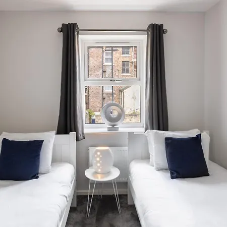 Host & - Shipwright Apartment