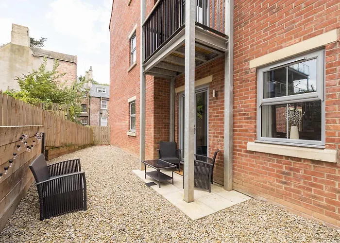 Host & - Shipwright *